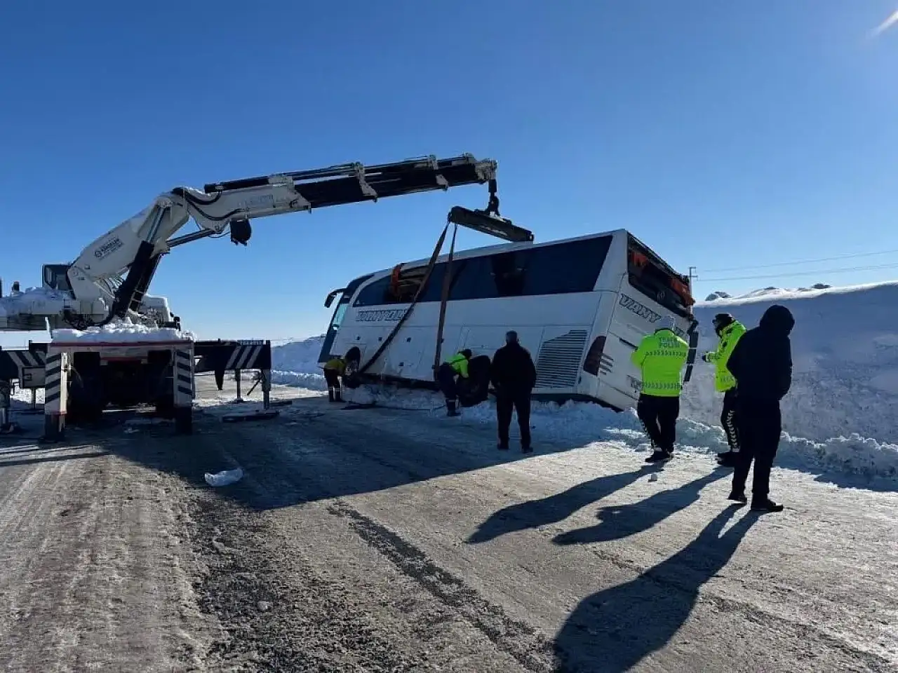 Van yolcu otobüsü devrildi: 6 yaralı