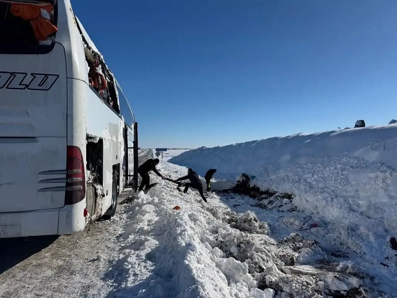 Van yolcu otobüsü devrildi: 6 yaralı
