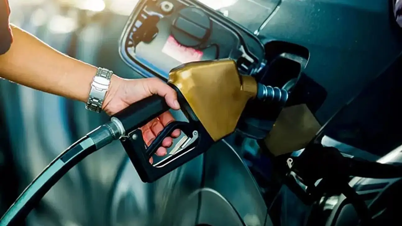 Akaryakıta gece yarısı tarihin en büyük zammı!