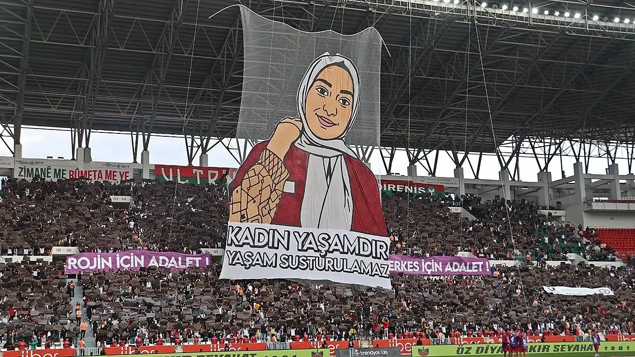 Amed Sportif'ten Rojin Kabaiş pankartı