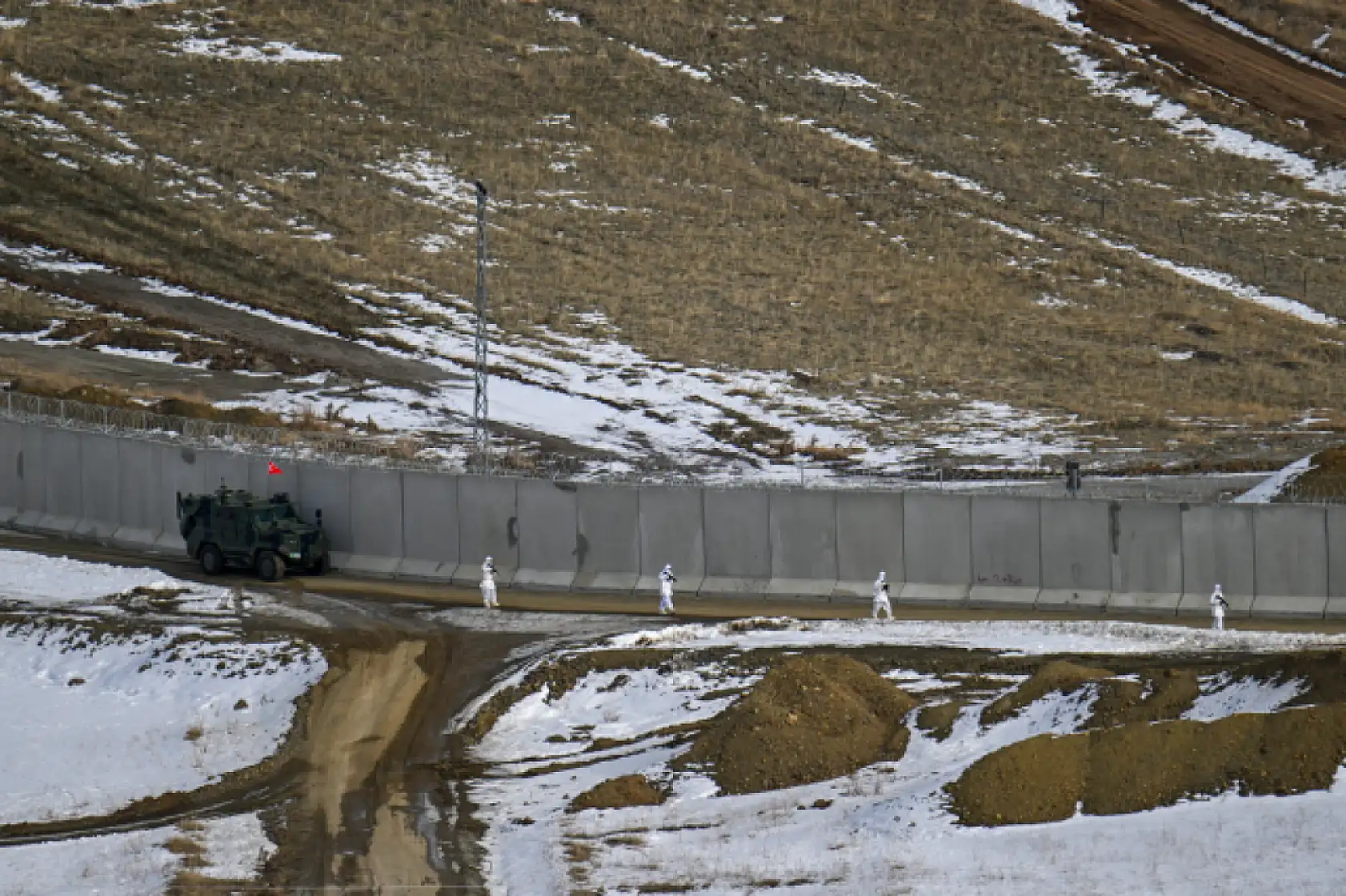 Van-İran sınırında güvenlik duvarı yapımı sürüyor