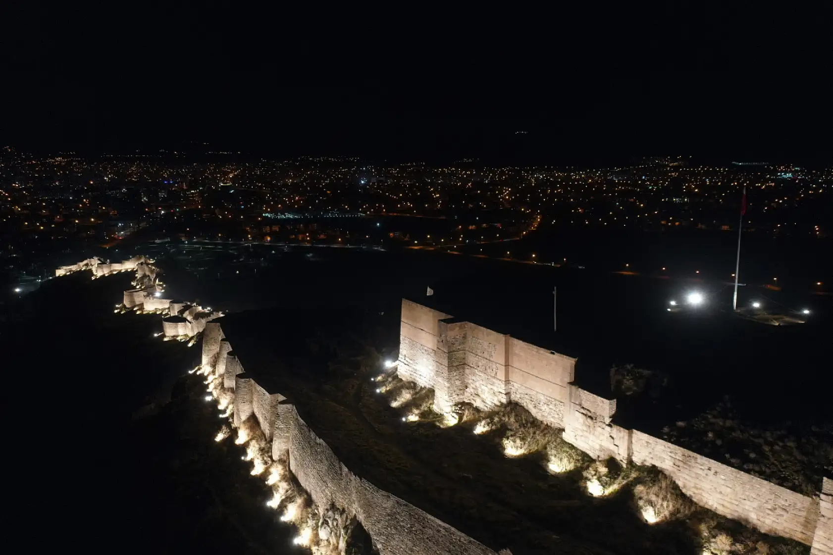 Van Kalesi aydınlatıldı