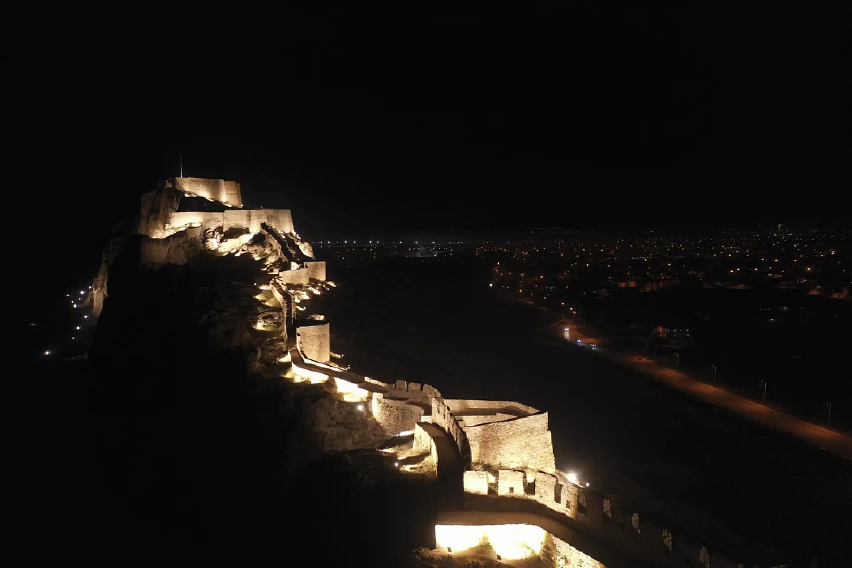 Van Kalesi aydınlatıldı