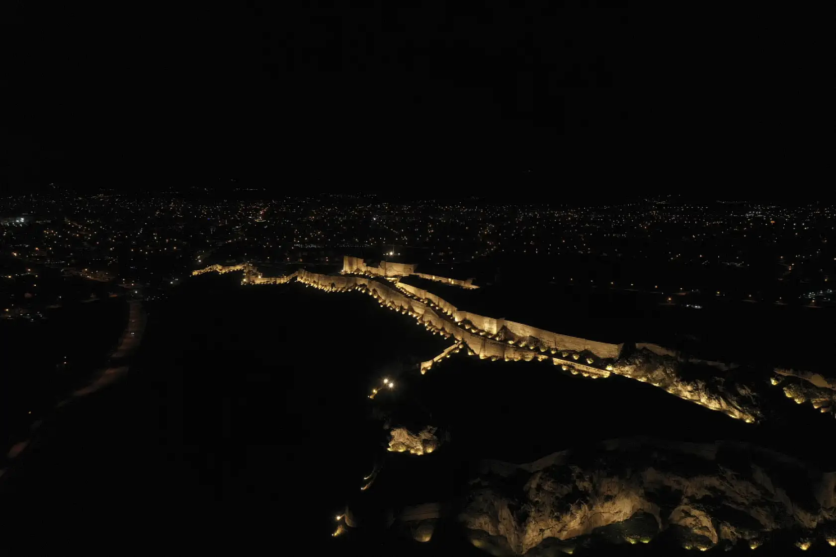 Van Kalesi aydınlatıldı