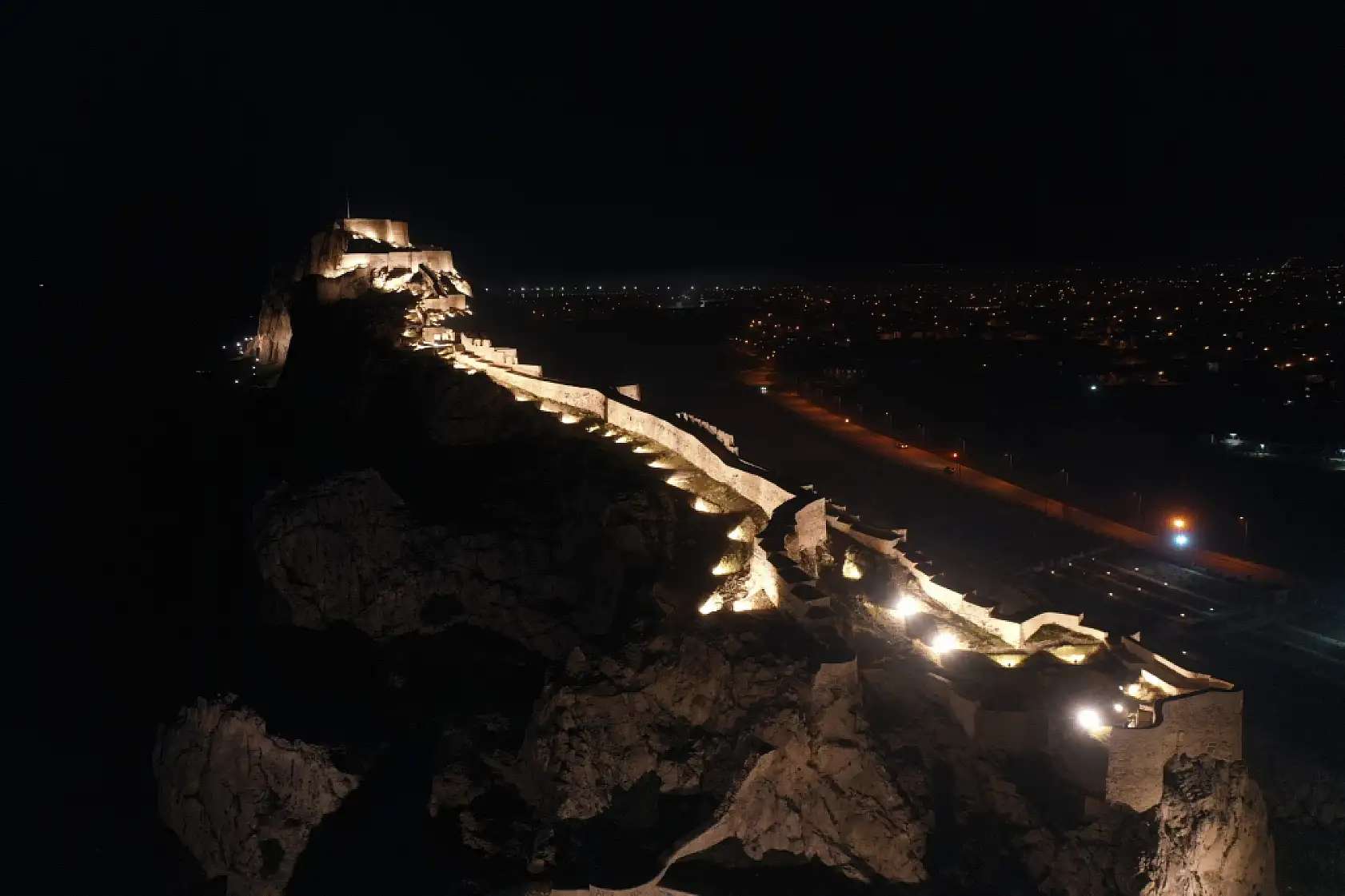 Van Kalesi aydınlatıldı