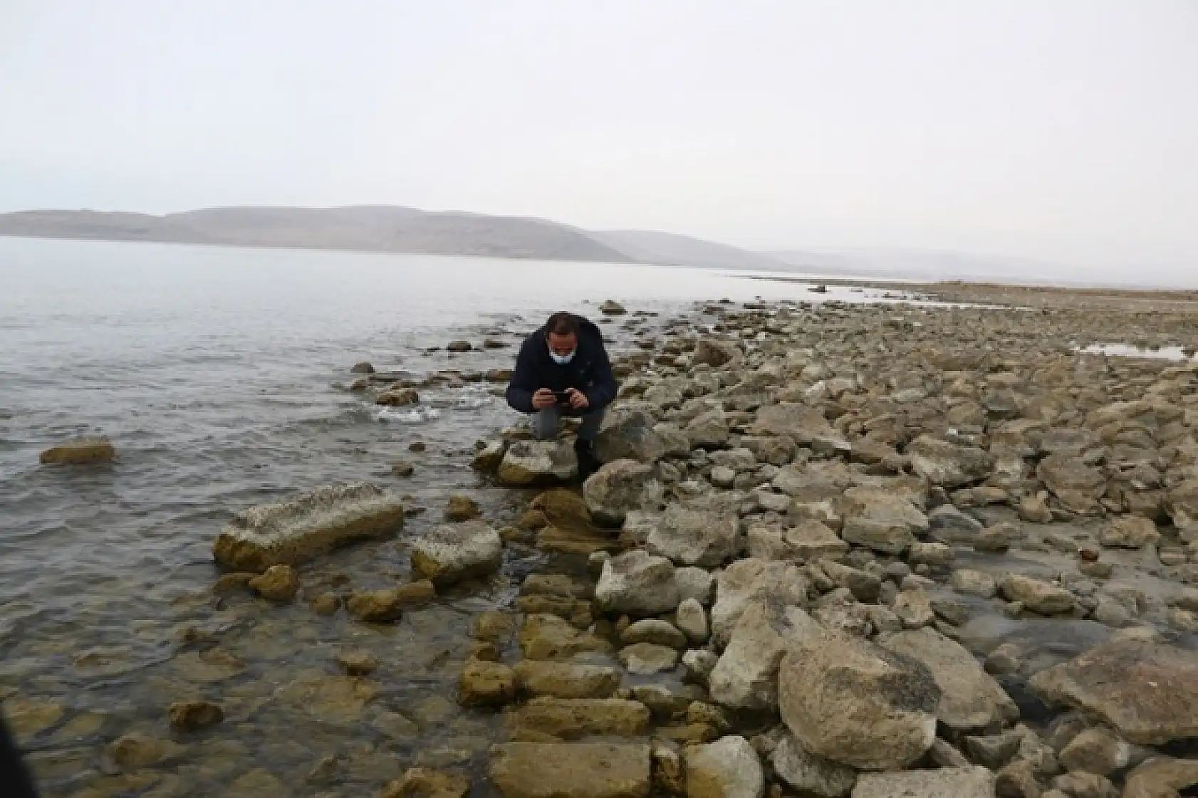 Van Gölü suyu çekilmesiyle tarihi kalıntılar gün yüzüne çıktı