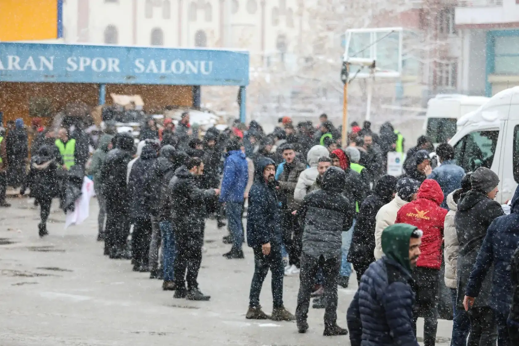 Van'dan depremzedelere yardım!