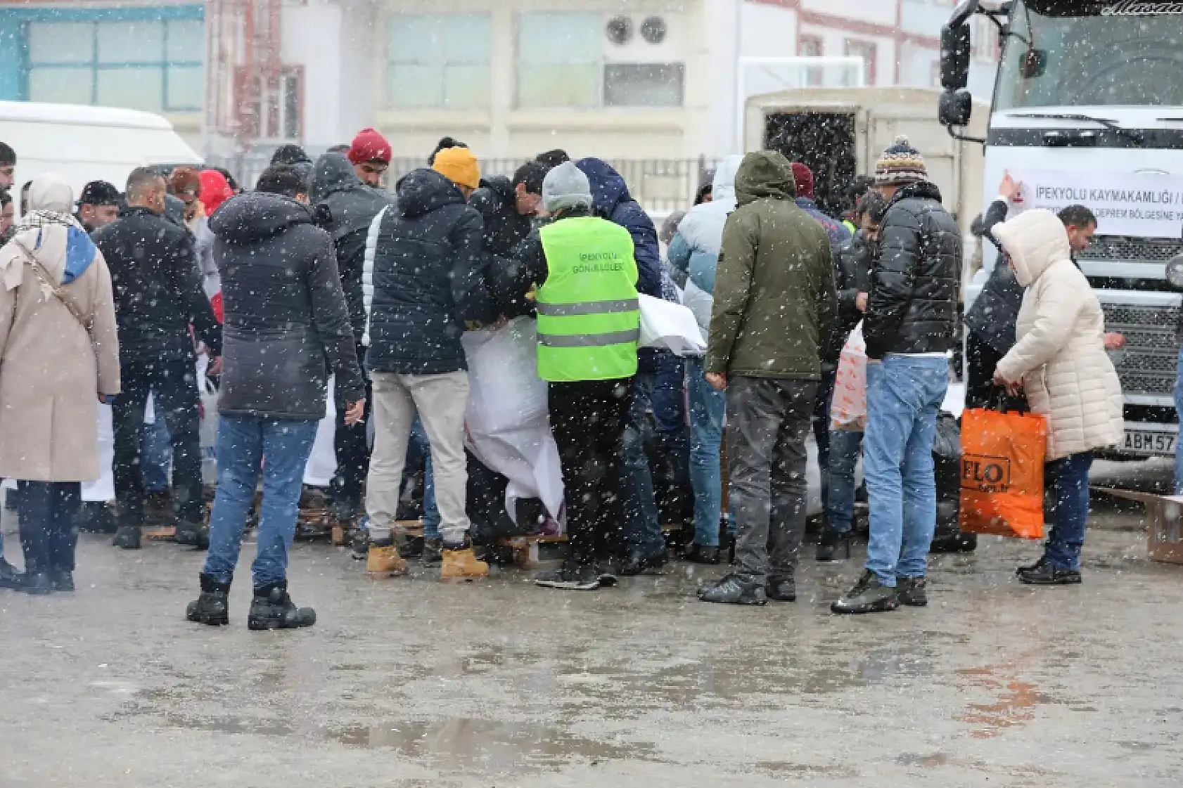 Van'dan depremzedelere yardım!