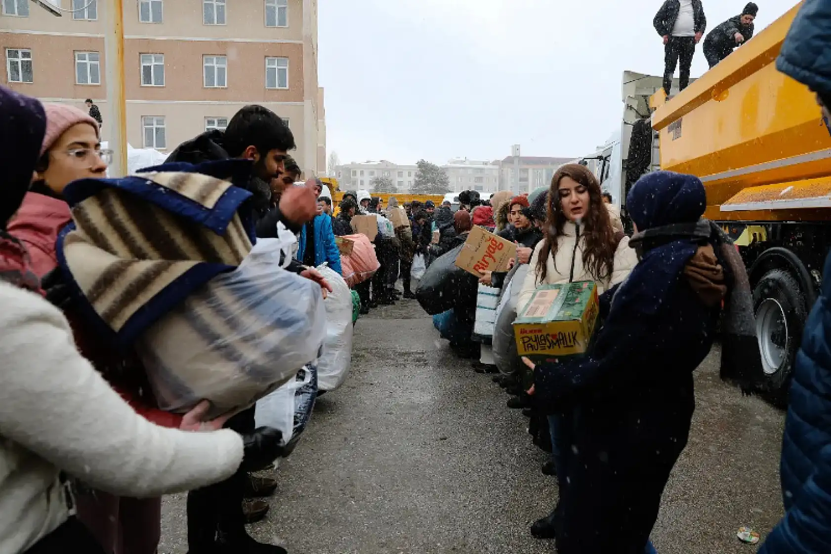 Van'dan depremzedelere yardım!