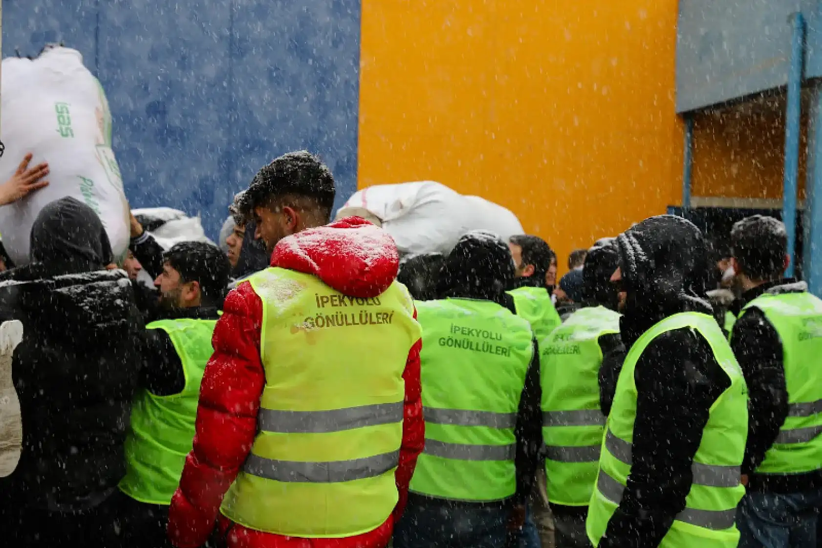 Van'dan depremzedelere yardım!