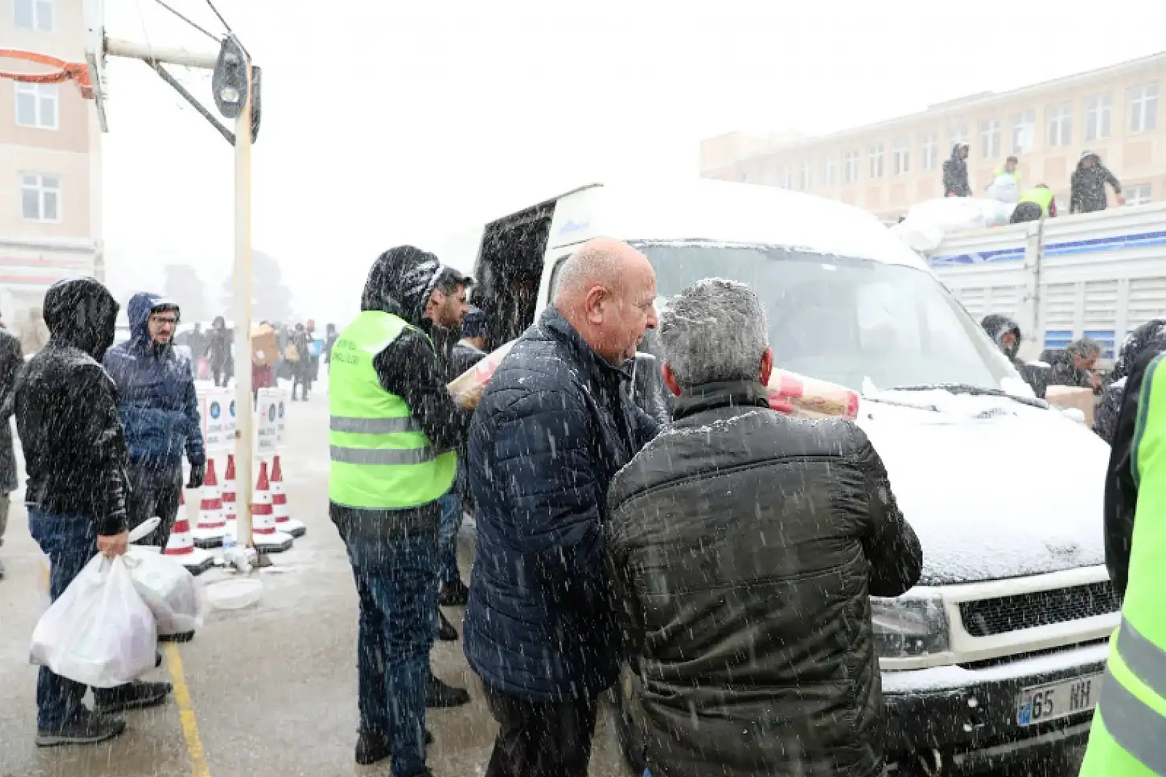 Van'dan depremzedelere yardım!