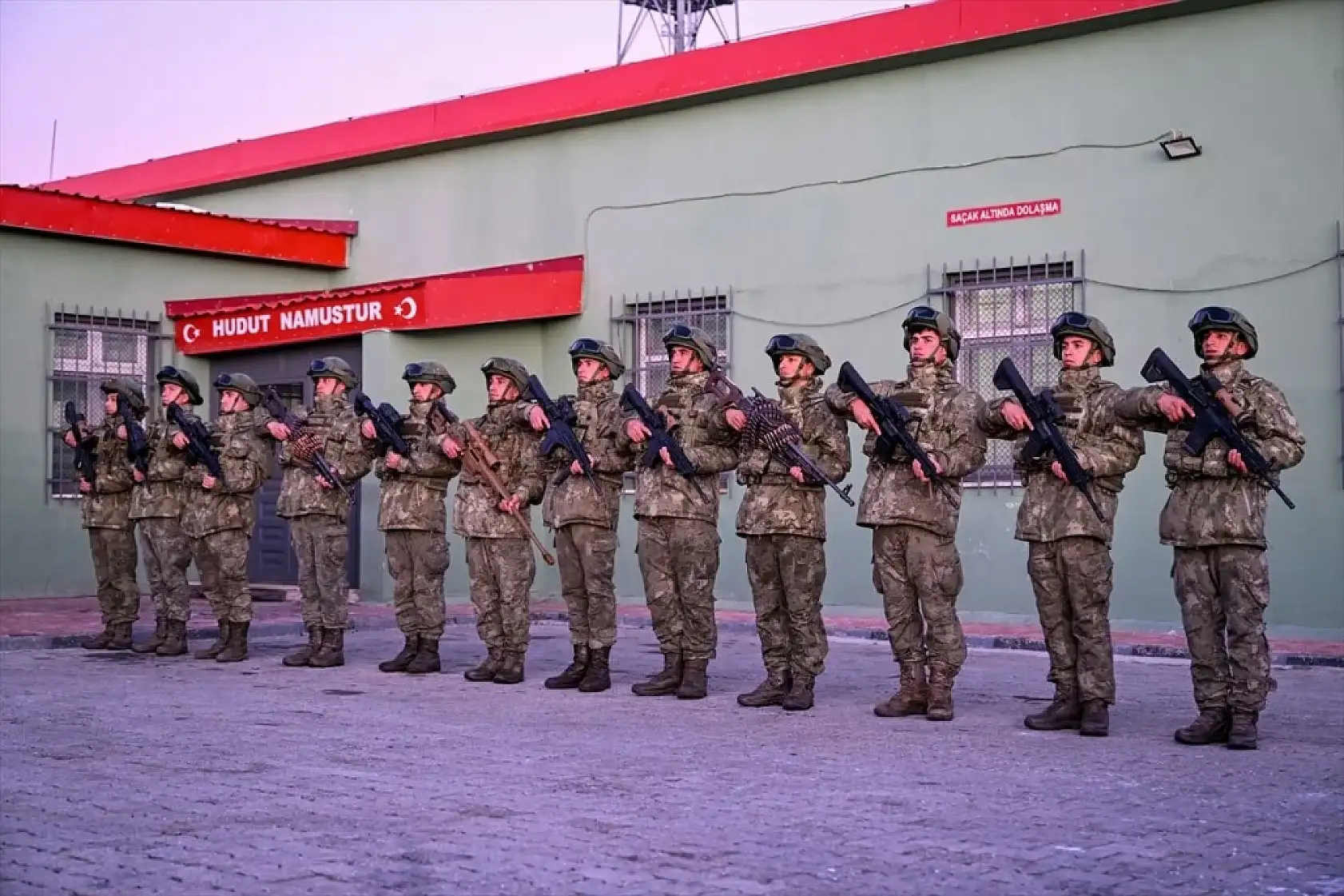 Van'da dondurucu soğukta vatan nöbeti