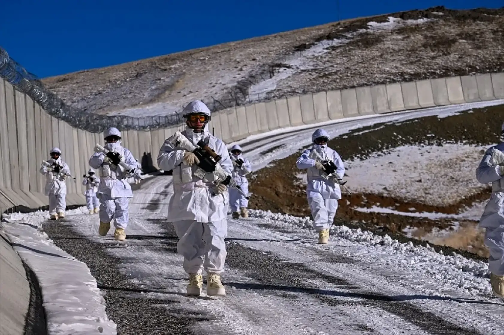Van'da dondurucu soğukta vatan nöbeti
