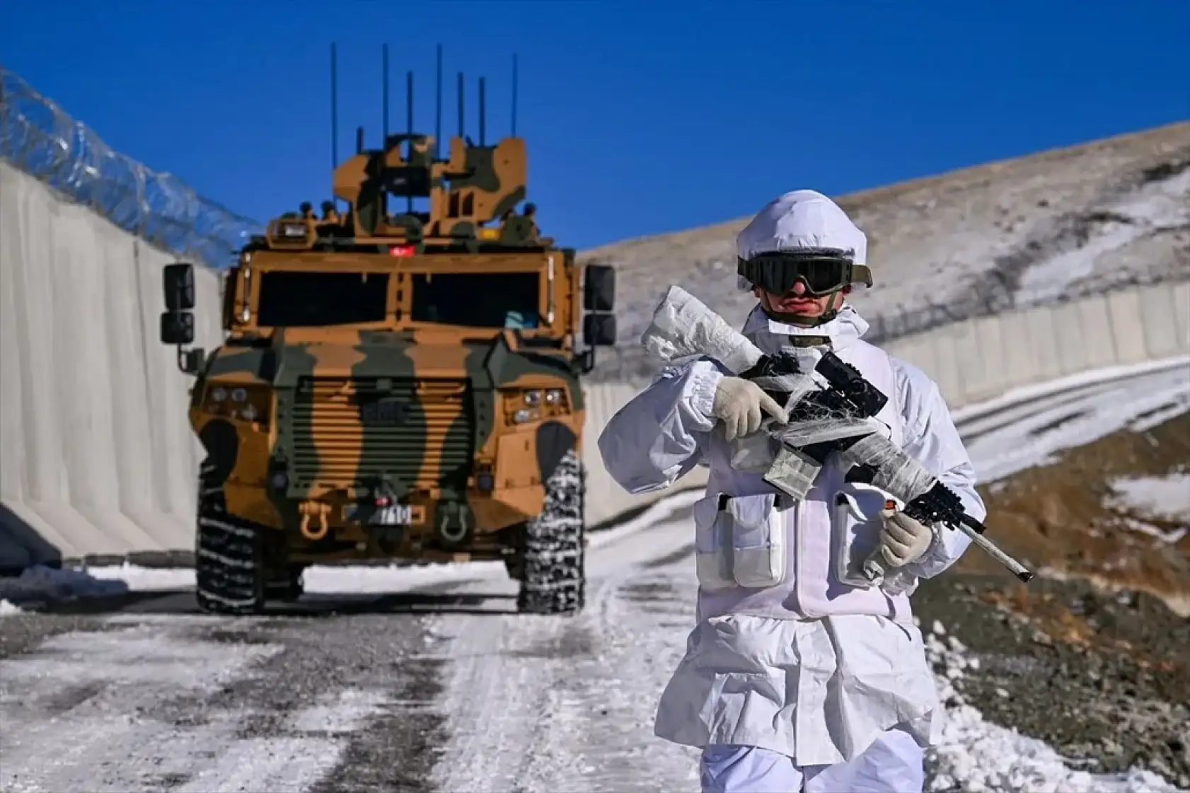 Van'da dondurucu soğukta vatan nöbeti