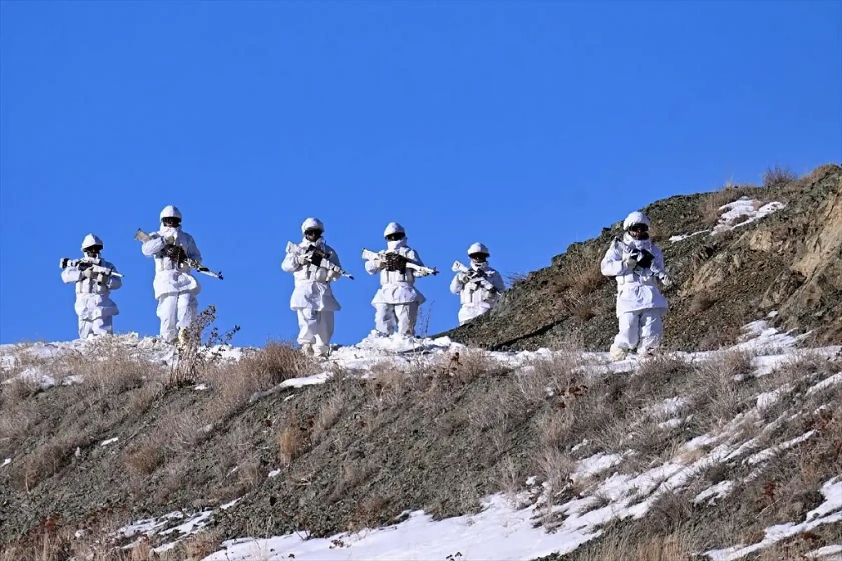 Van'da dondurucu soğukta vatan nöbeti