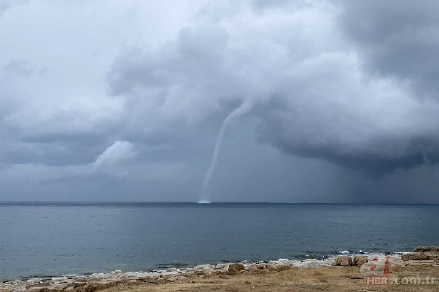 Van Gölü'nde 3 noktada hortum görüntülendi