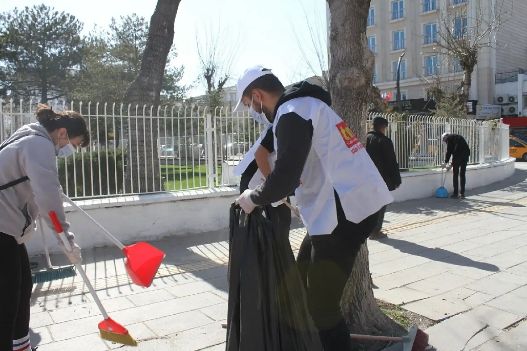 İMO Van sokaklarını temizledi