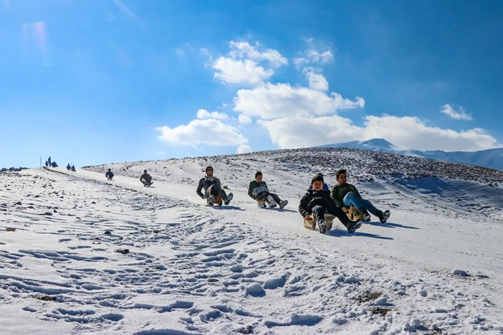 Vanlı çocuklar karlı tepeleri kayak pistine dönüştürdü