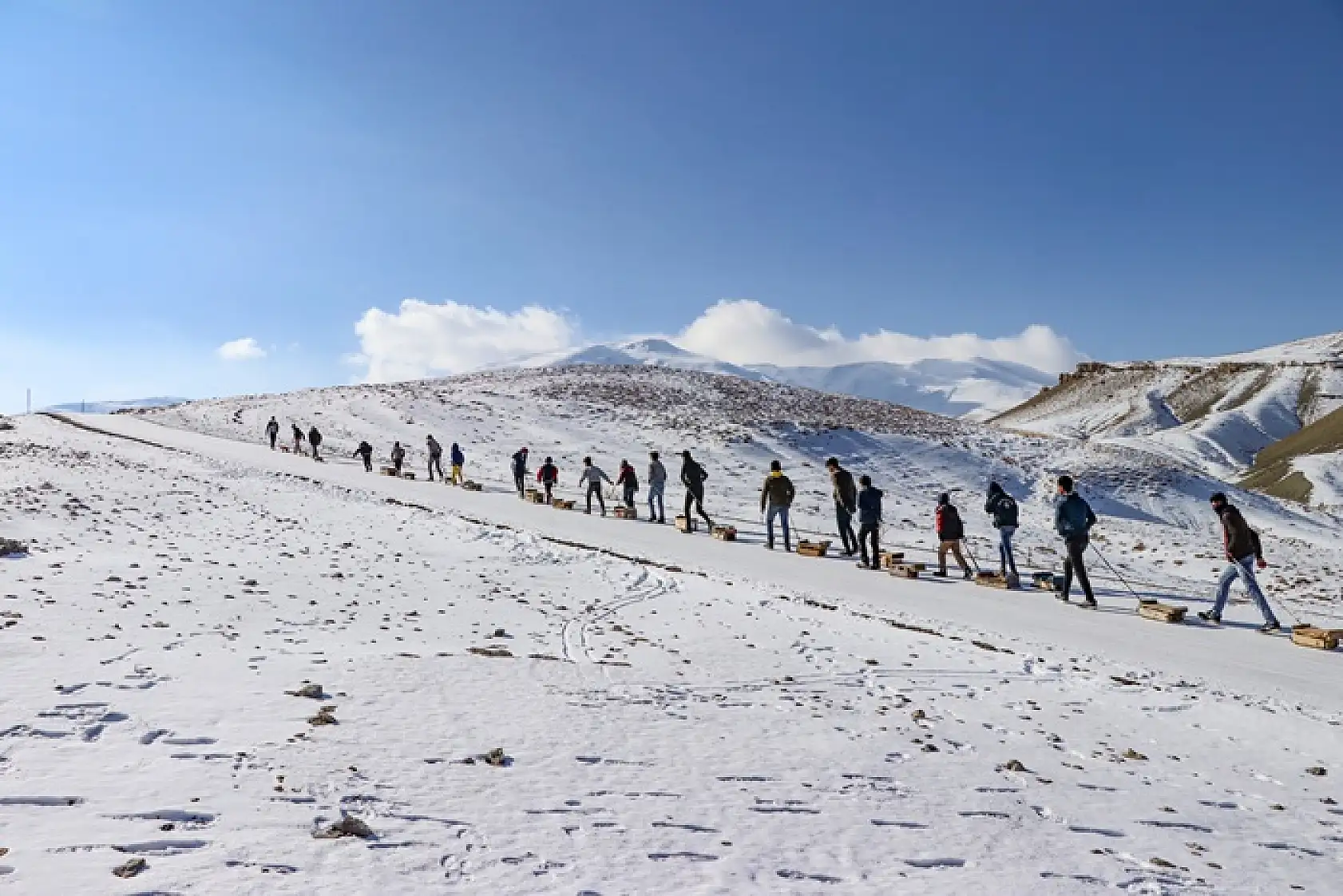 Vanlı çocuklar karlı tepeleri kayak pistine dönüştürdü
