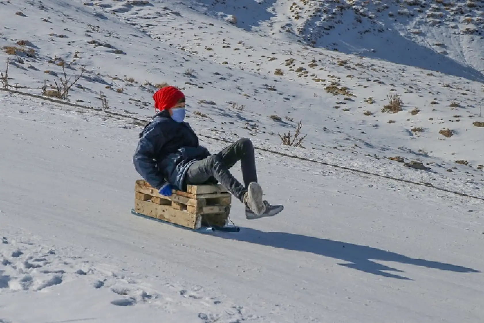 Vanlı çocuklar karlı tepeleri kayak pistine dönüştürdü