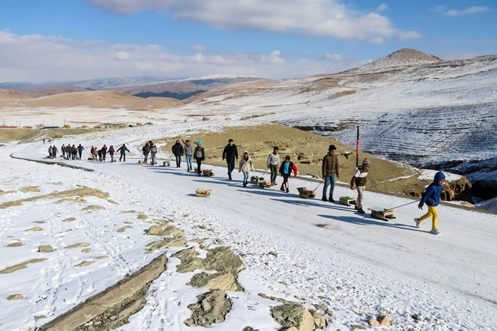 Vanlı çocuklar karlı tepeleri kayak pistine dönüştürdü