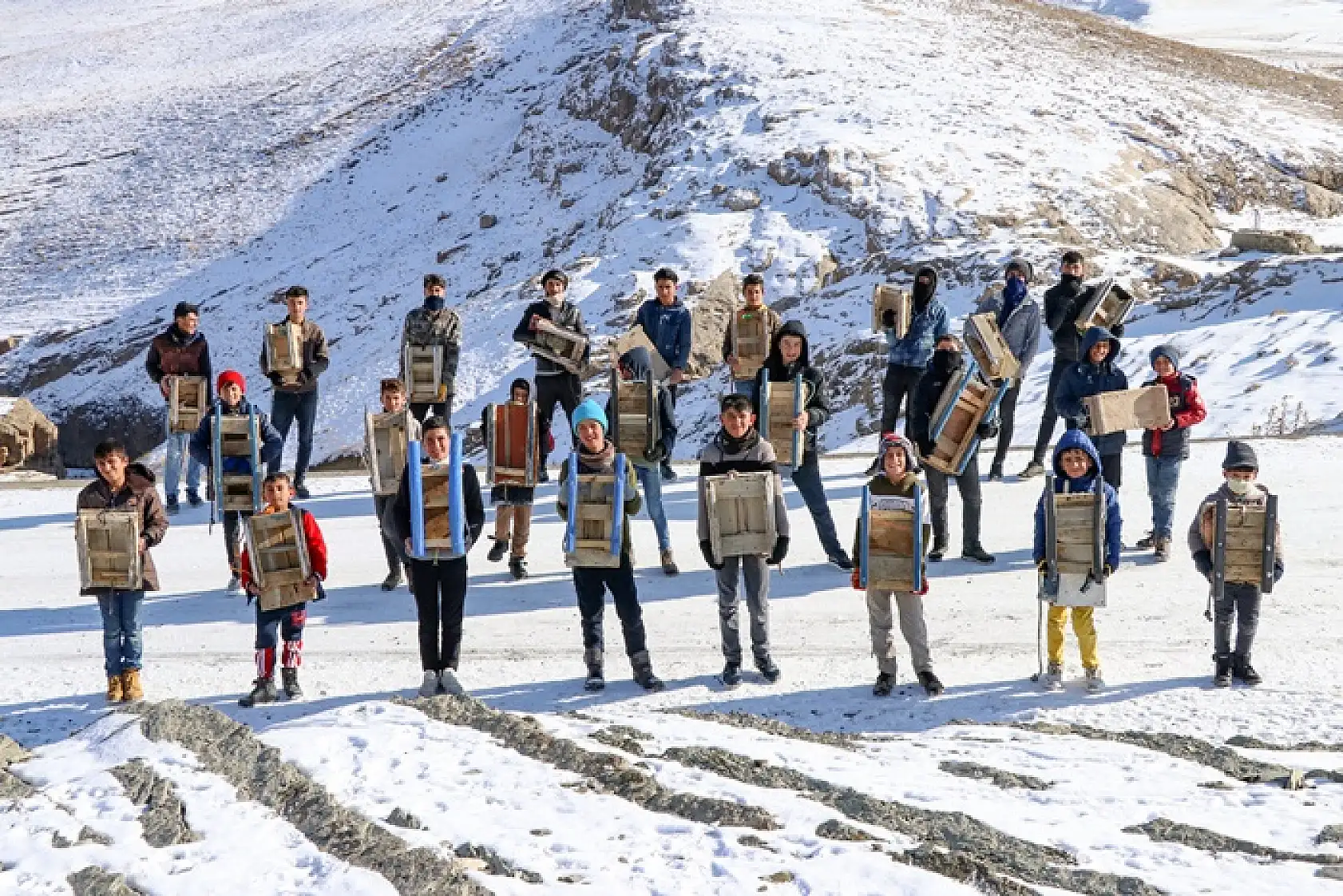 Vanlı çocuklar karlı tepeleri kayak pistine dönüştürdü
