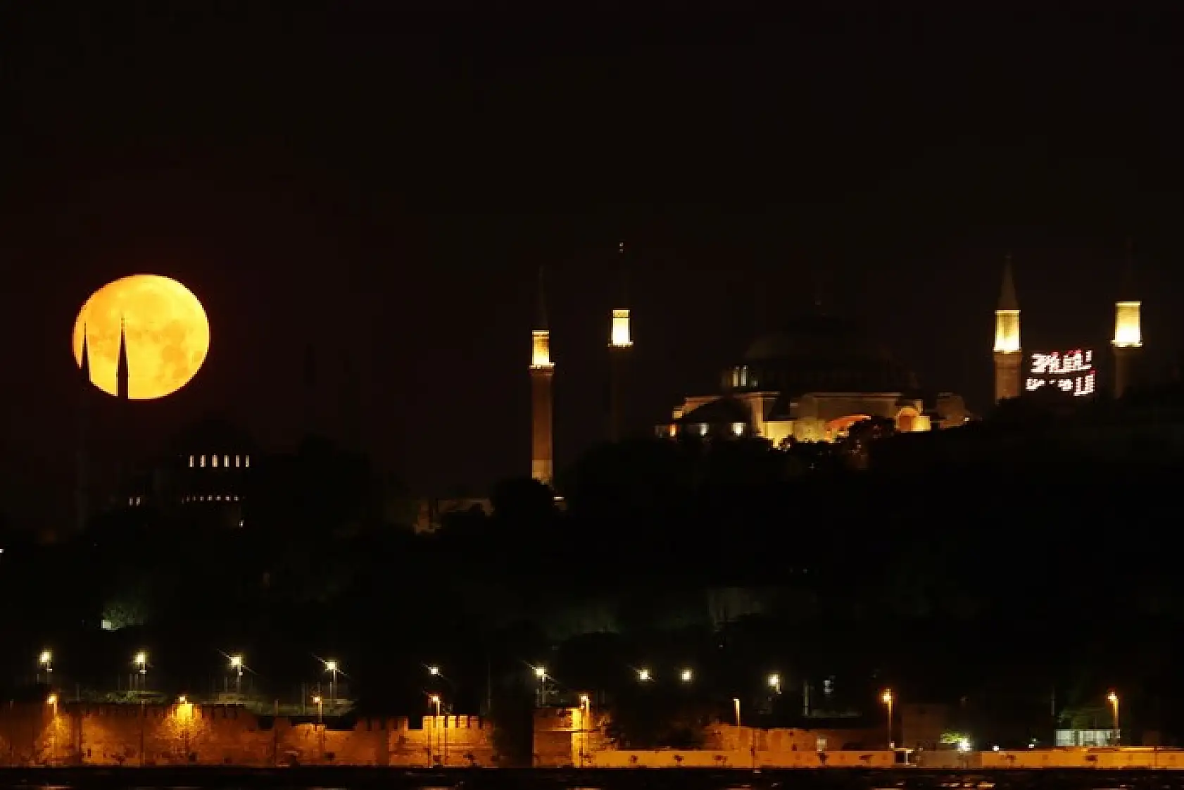 Dolunayın eşsiz görüntüsü