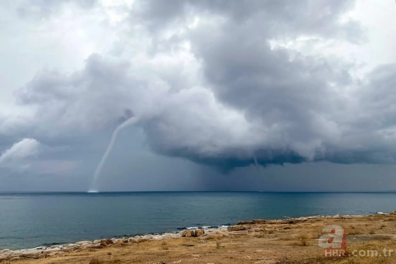 Van Gölü'nde 3 noktada hortum görüntülendi