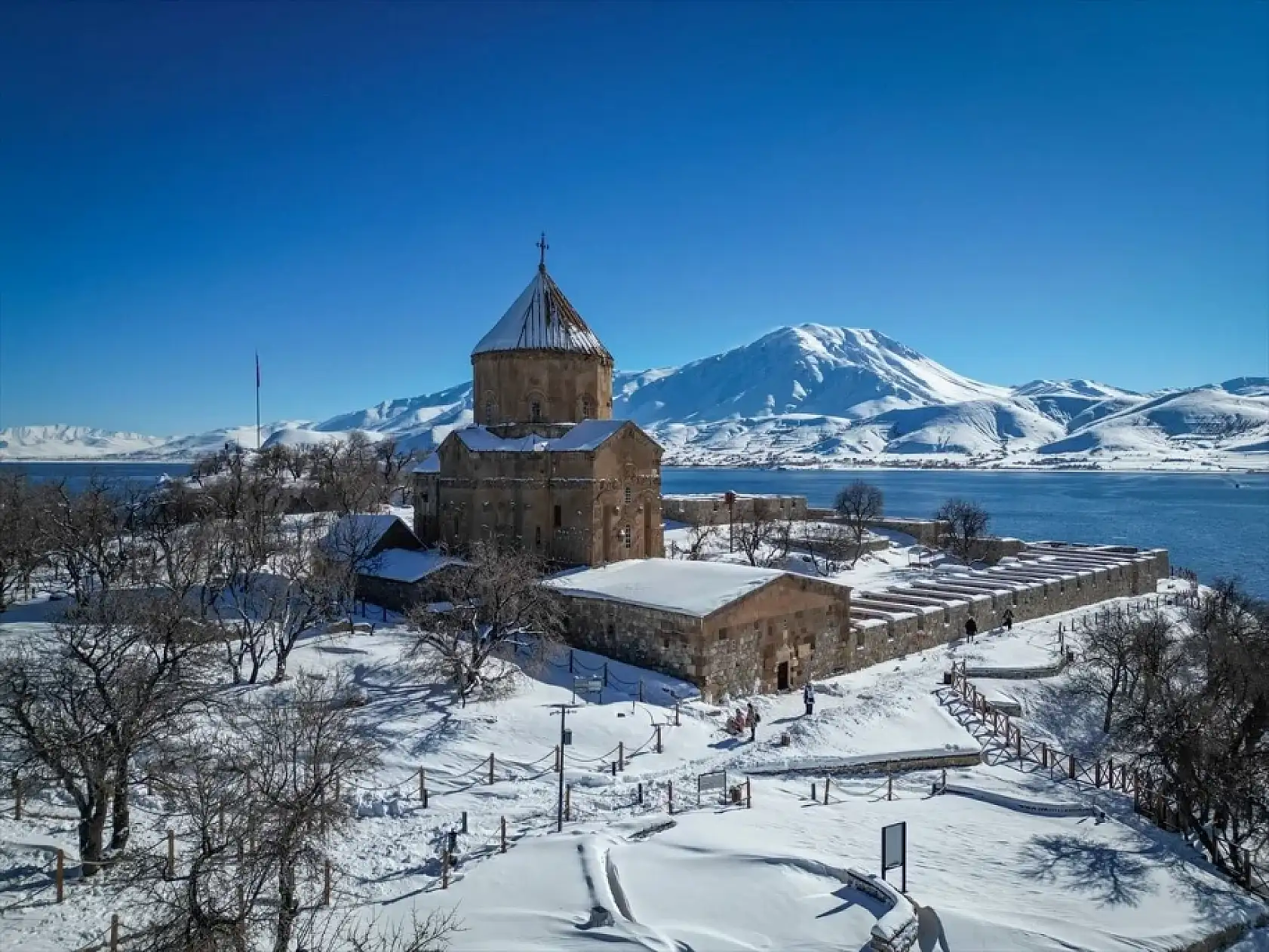 Van'ın incisi Akdamar Adası beyaz örtüyle büyülüyor