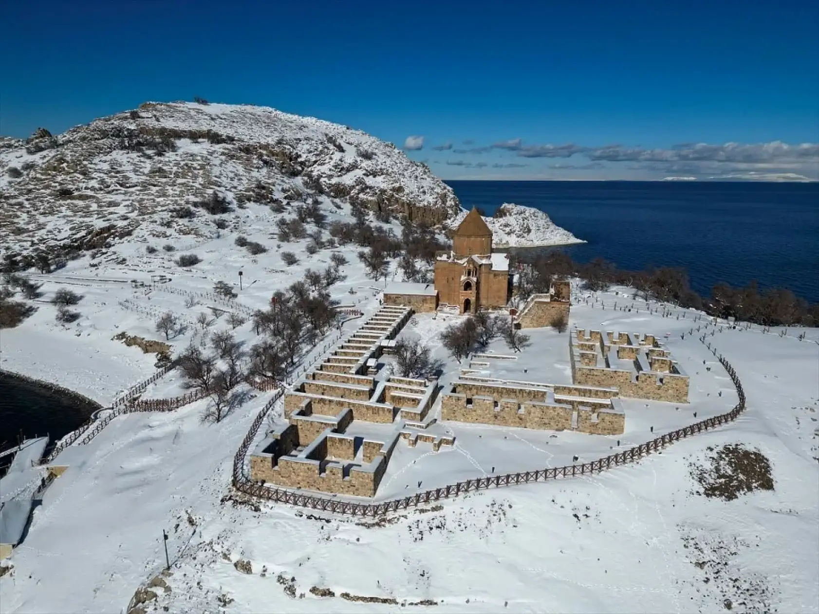 Van'ın incisi Akdamar Adası beyaz örtüyle büyülüyor