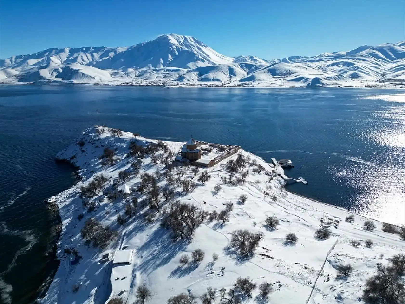 Van'ın incisi Akdamar Adası beyaz örtüyle büyülüyor