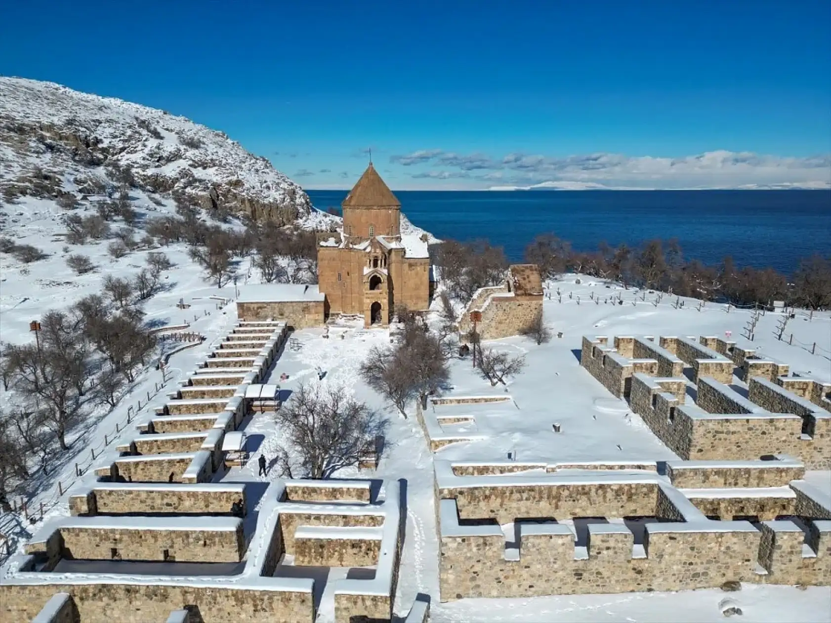 Van'ın incisi Akdamar Adası beyaz örtüyle büyülüyor