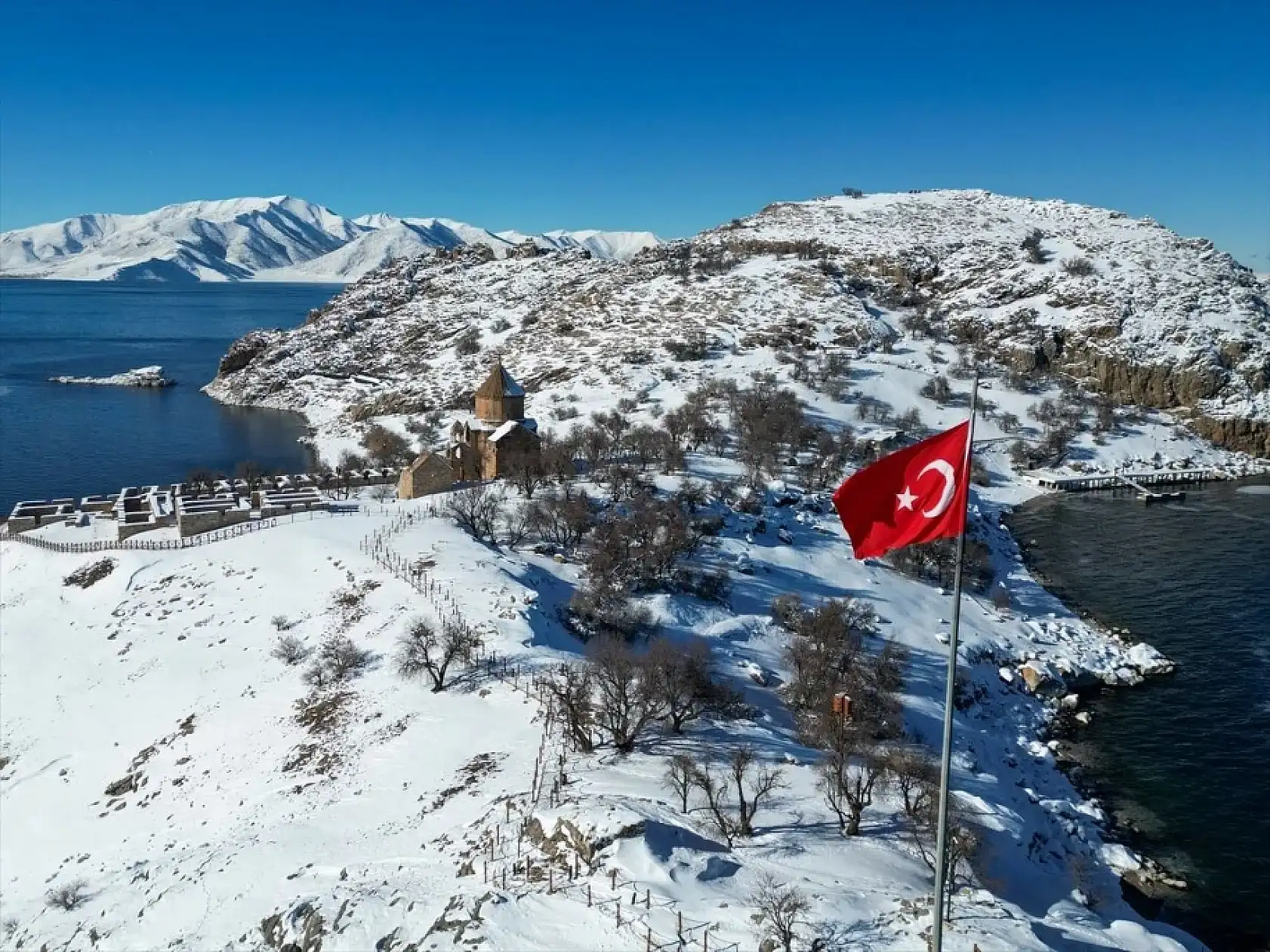Van'ın incisi Akdamar Adası beyaz örtüyle büyülüyor