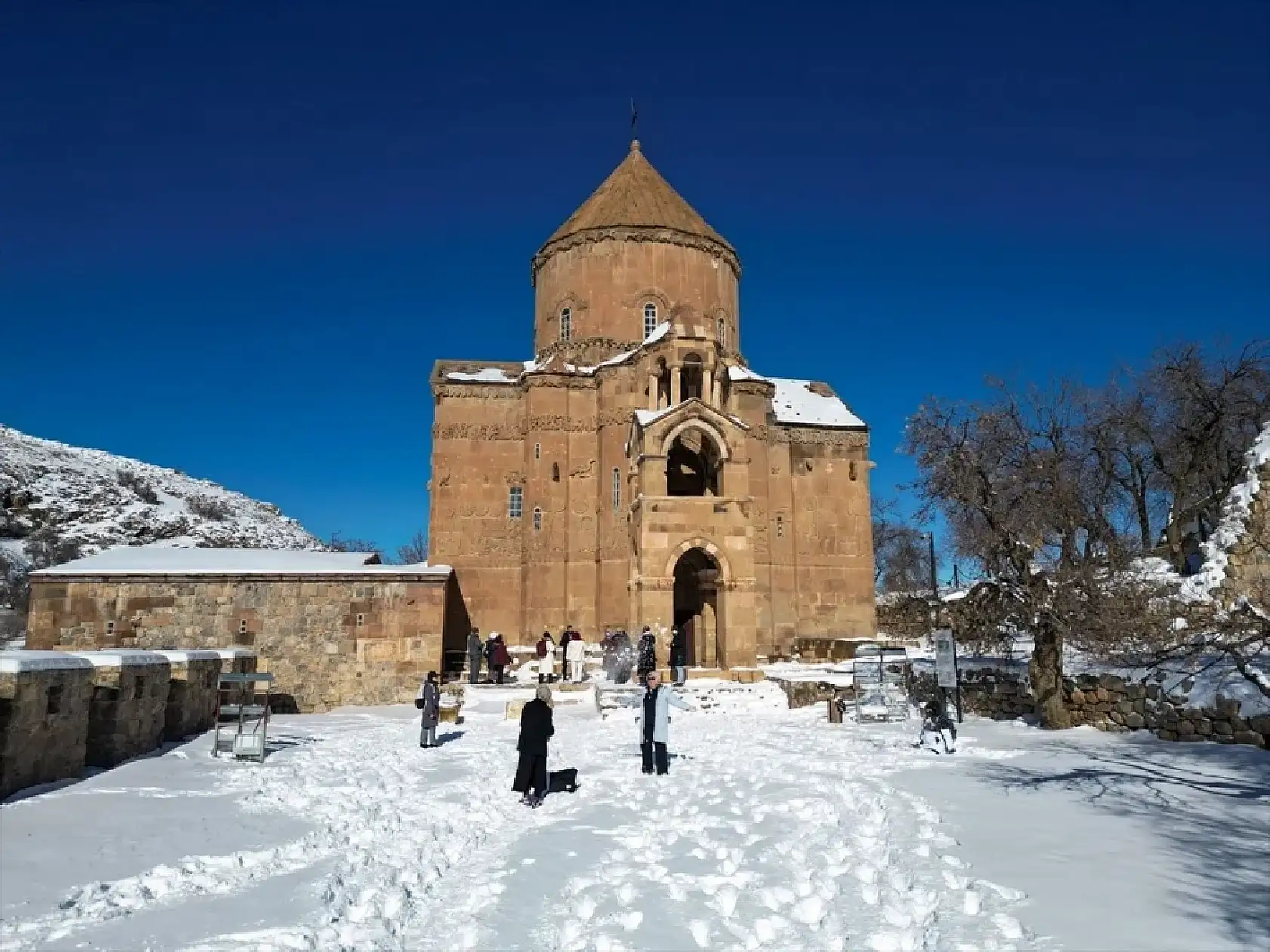 Van'ın incisi Akdamar Adası beyaz örtüyle büyülüyor