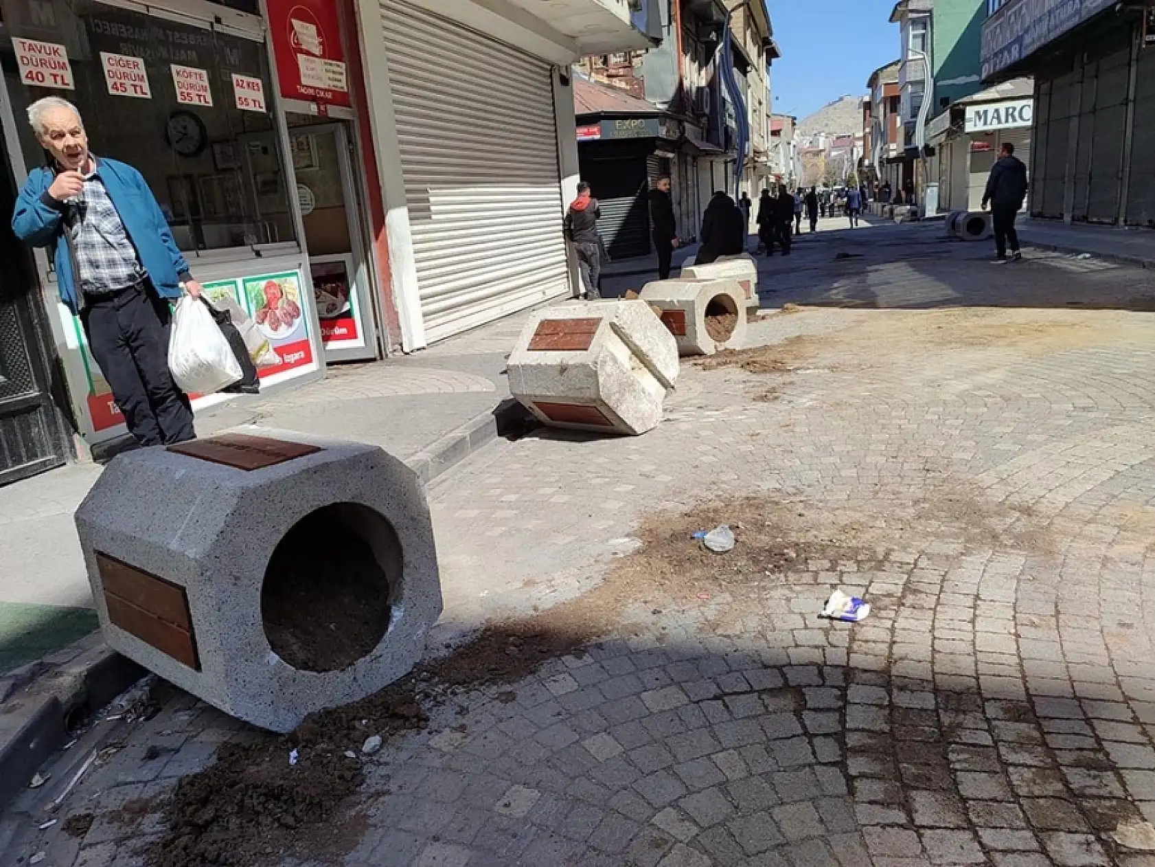 Van'da sokaklar harabeye döndü!