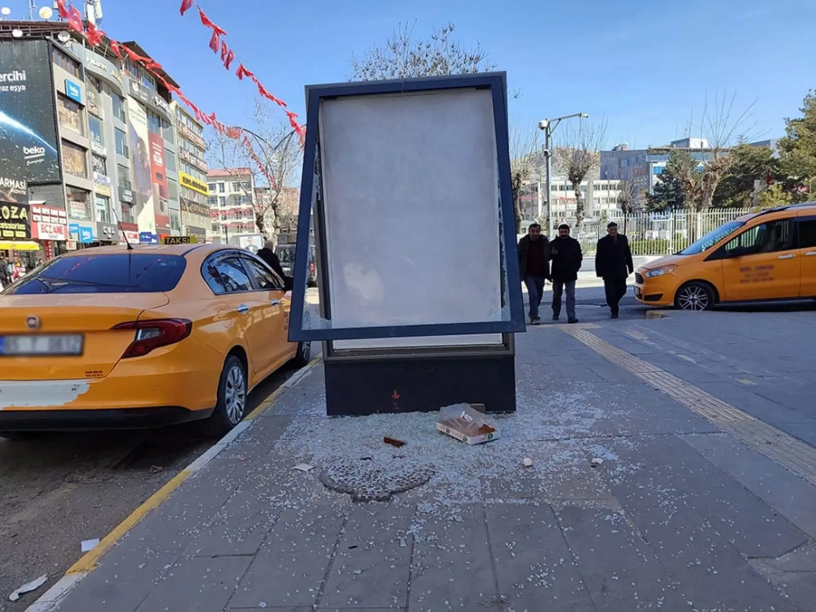 Van'da sokaklar harabeye döndü!