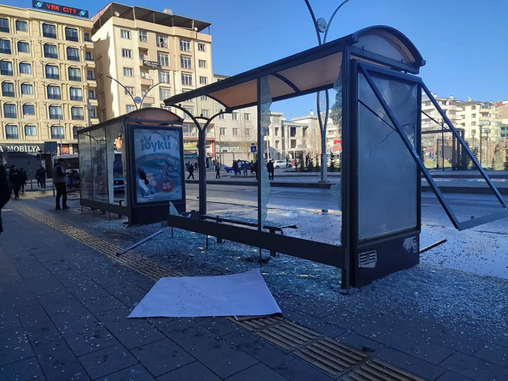 Van'da sokaklar harabeye döndü!