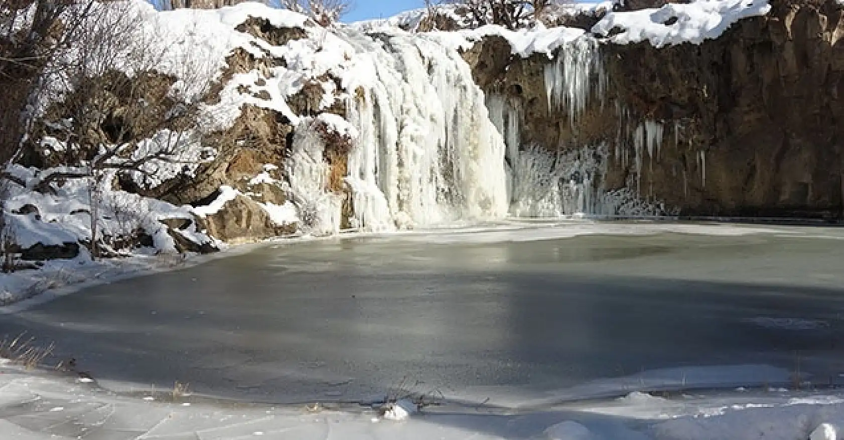 Muradiye Şelalesi dondu