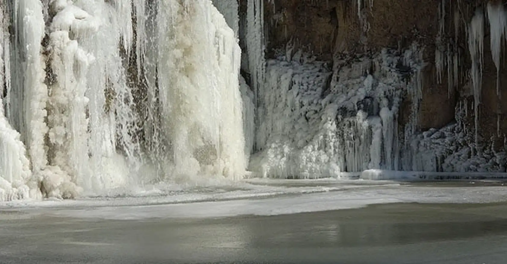 Muradiye Şelalesi dondu