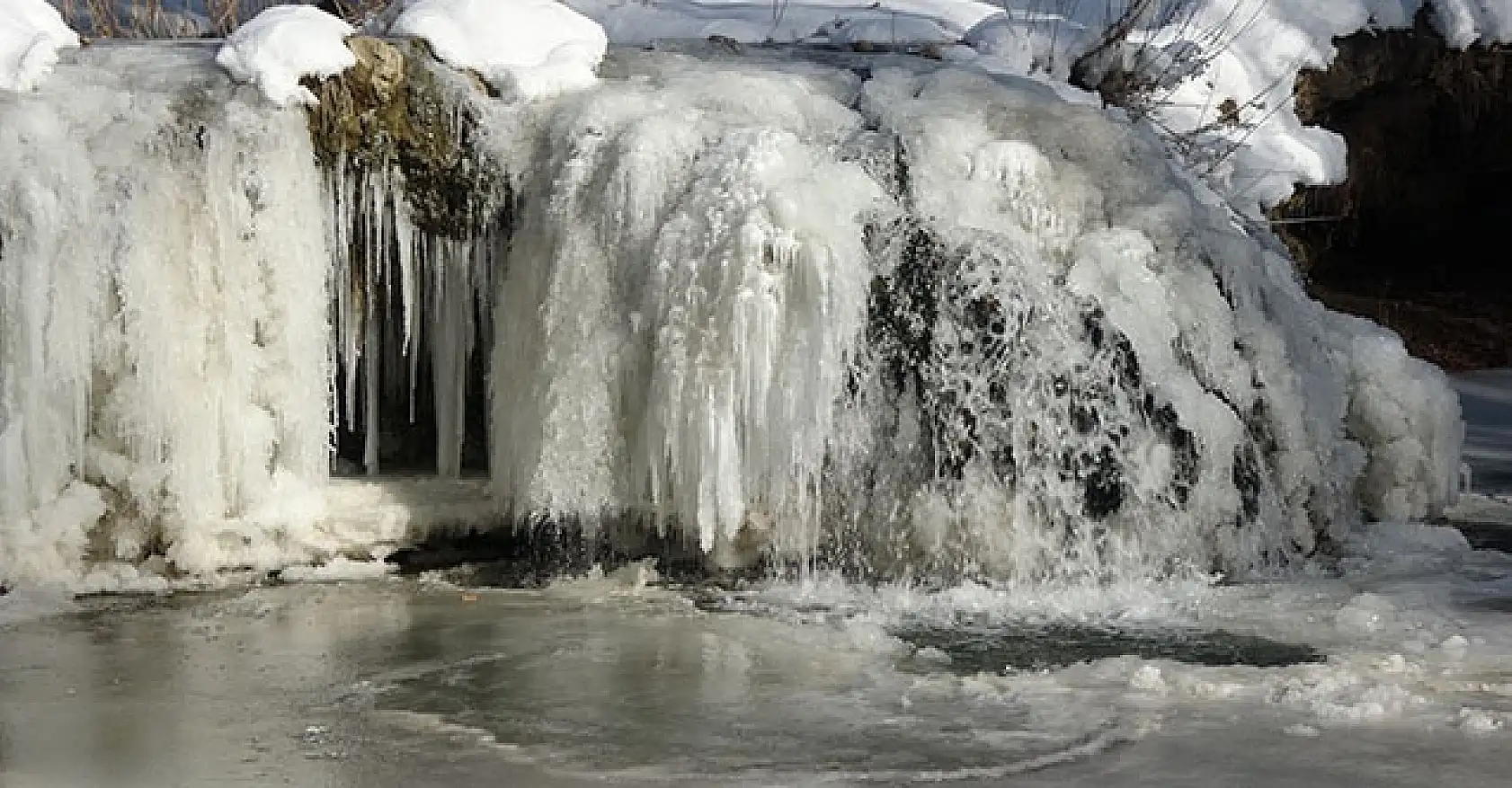 Muradiye Şelalesi dondu