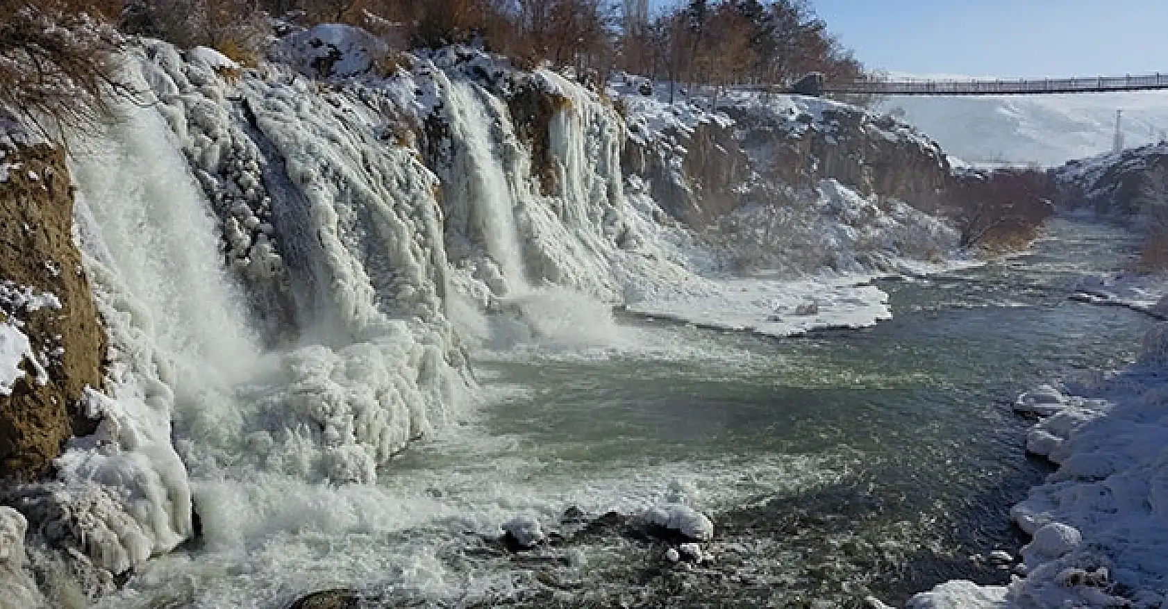 Muradiye Şelalesi dondu