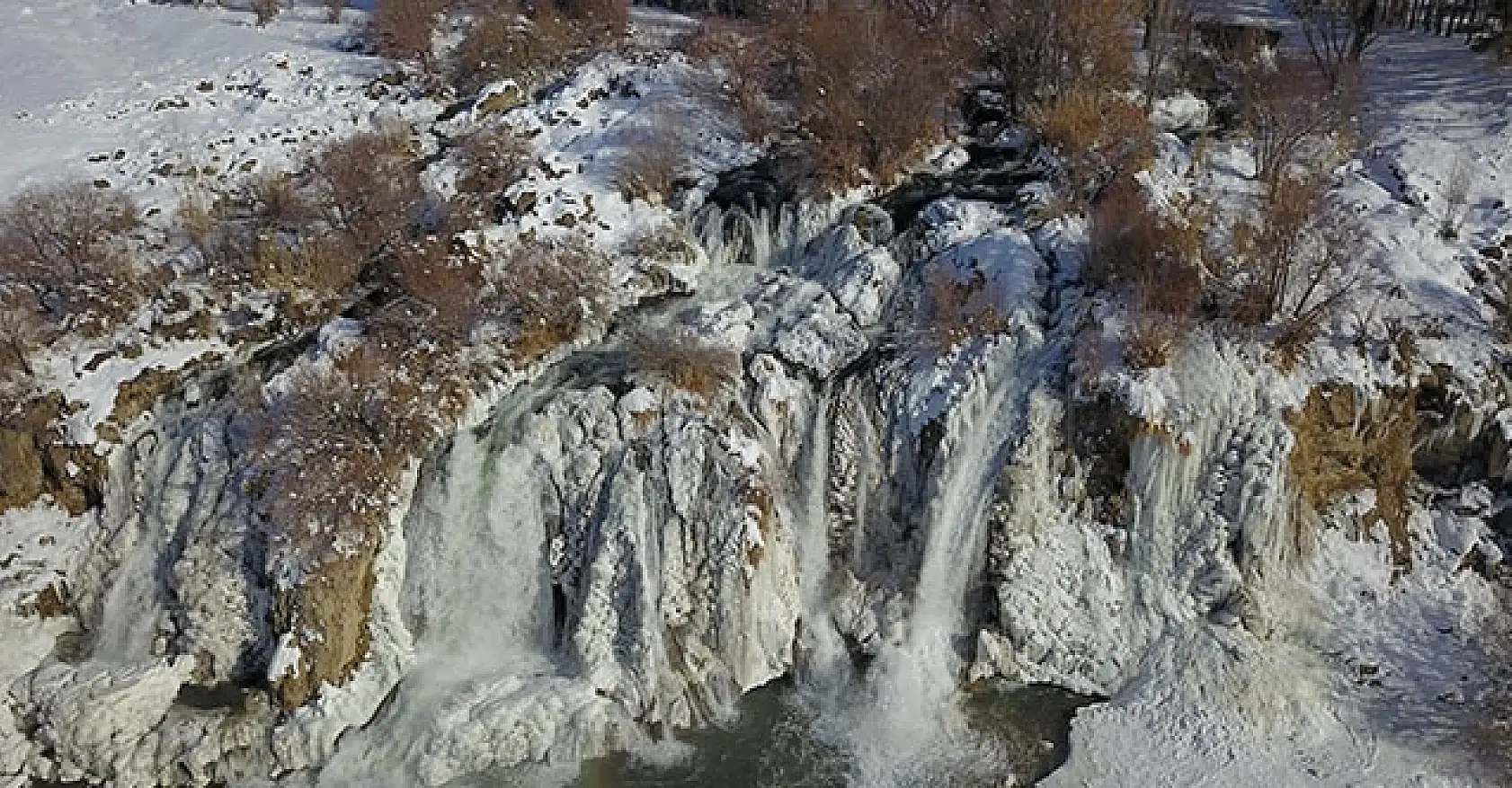 Muradiye Şelalesi dondu