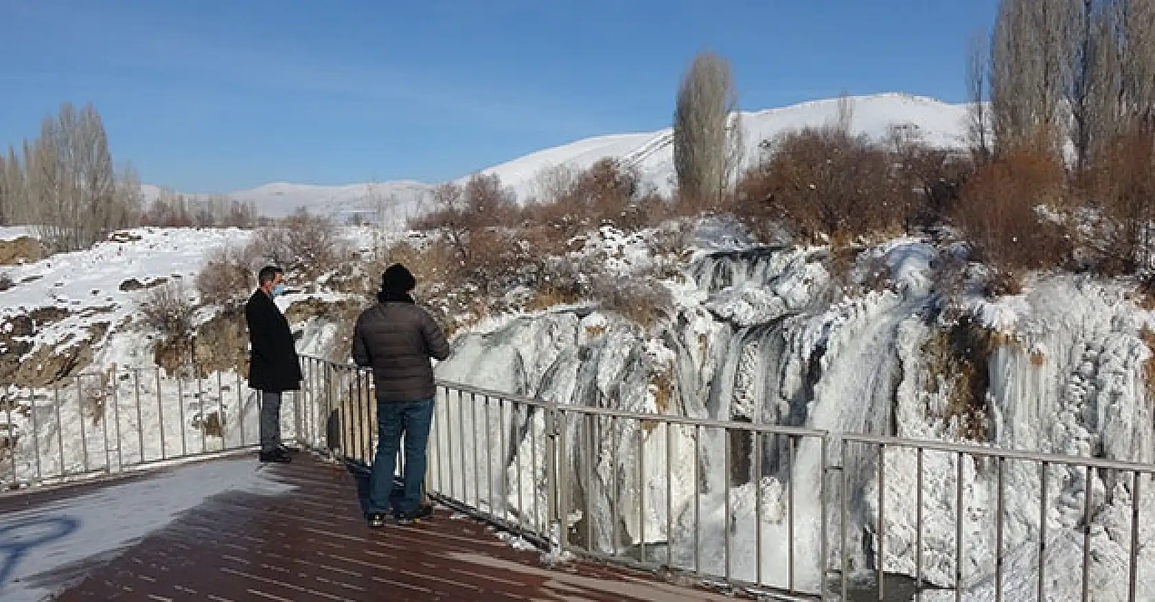 Muradiye Şelalesi dondu