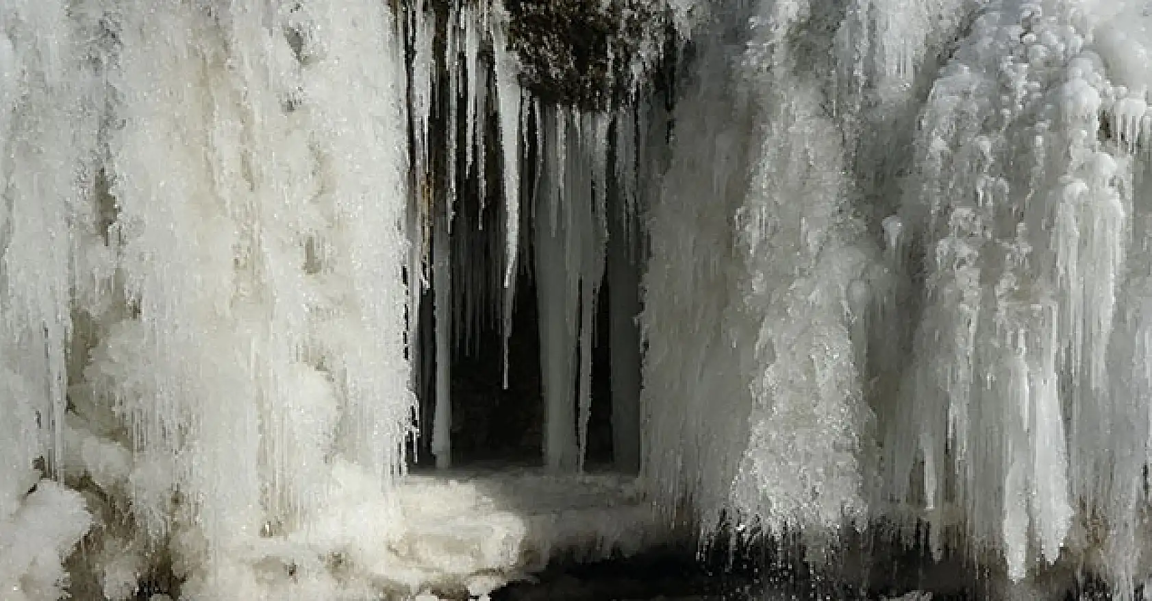 Muradiye Şelalesi dondu