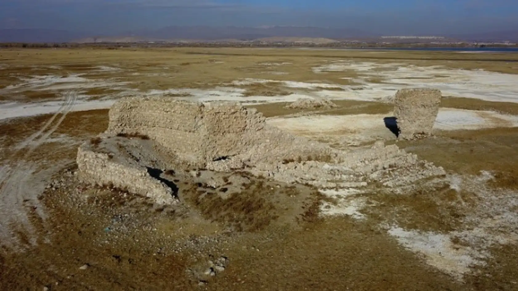 Van Gölü suyu çekilmesiyle tarihi kalıntılar gün yüzüne çıktı