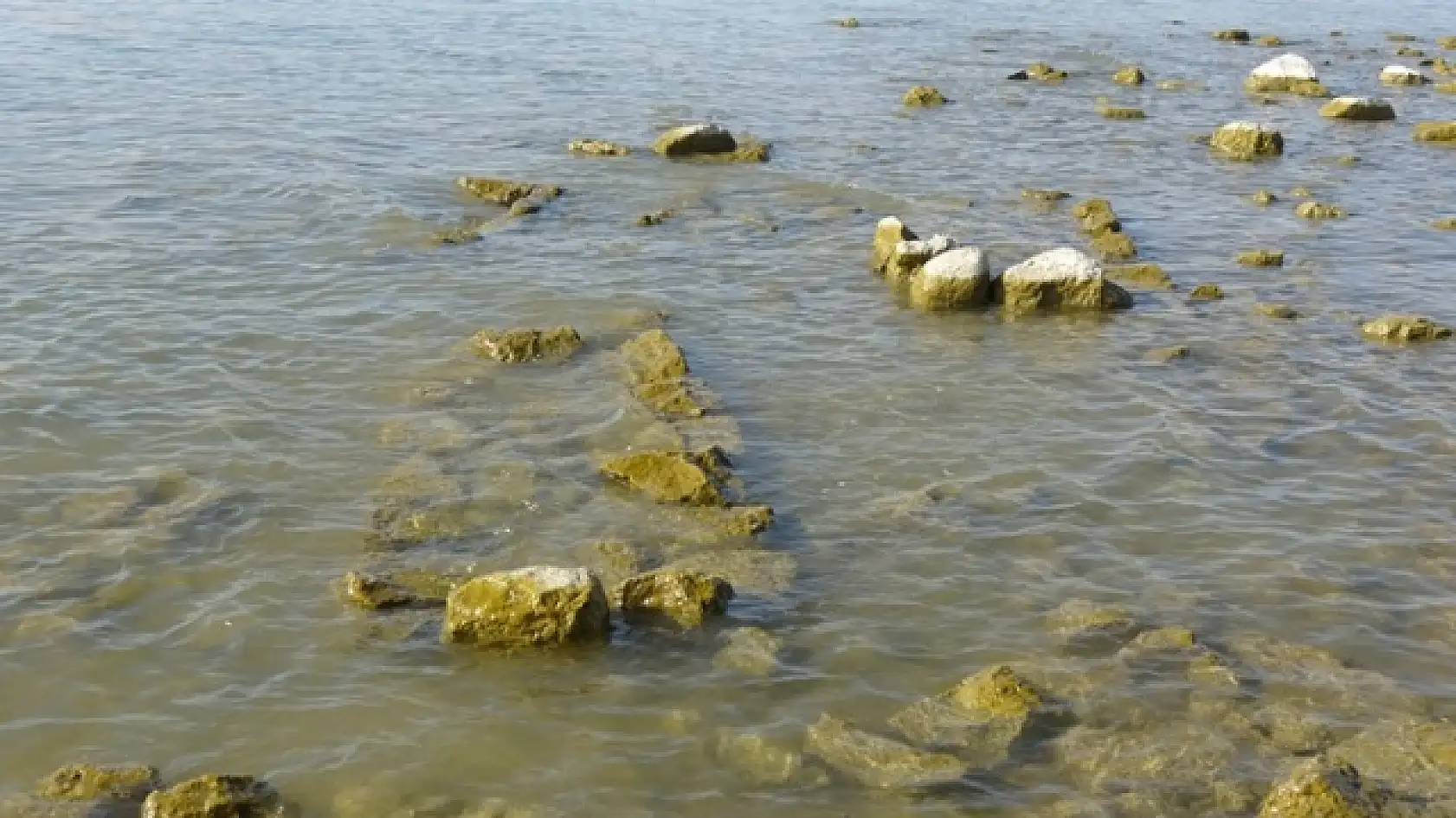Van Gölü suyu çekilmesiyle tarihi kalıntılar gün yüzüne çıktı