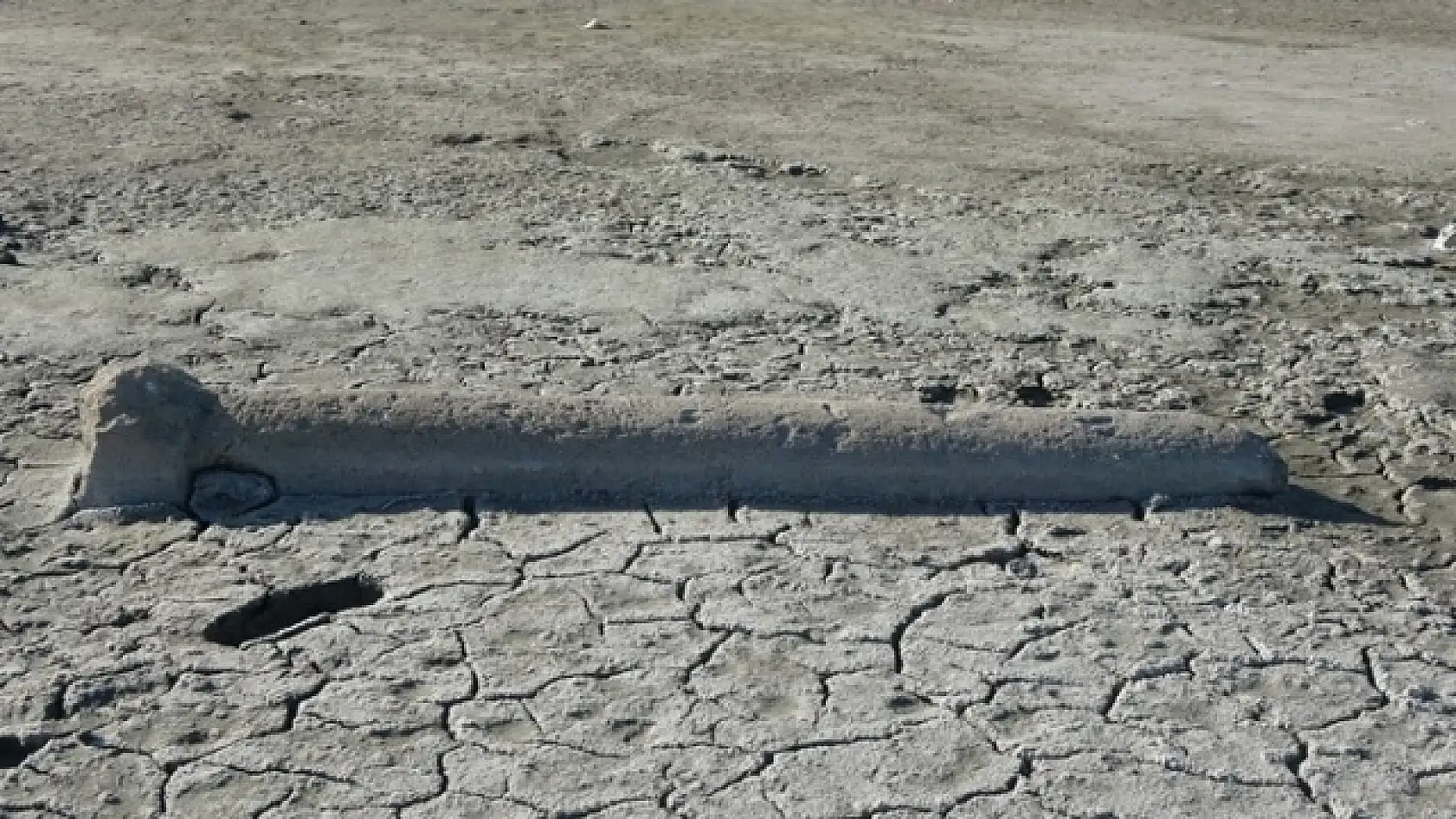 Van Gölü suyu çekilmesiyle tarihi kalıntılar gün yüzüne çıktı