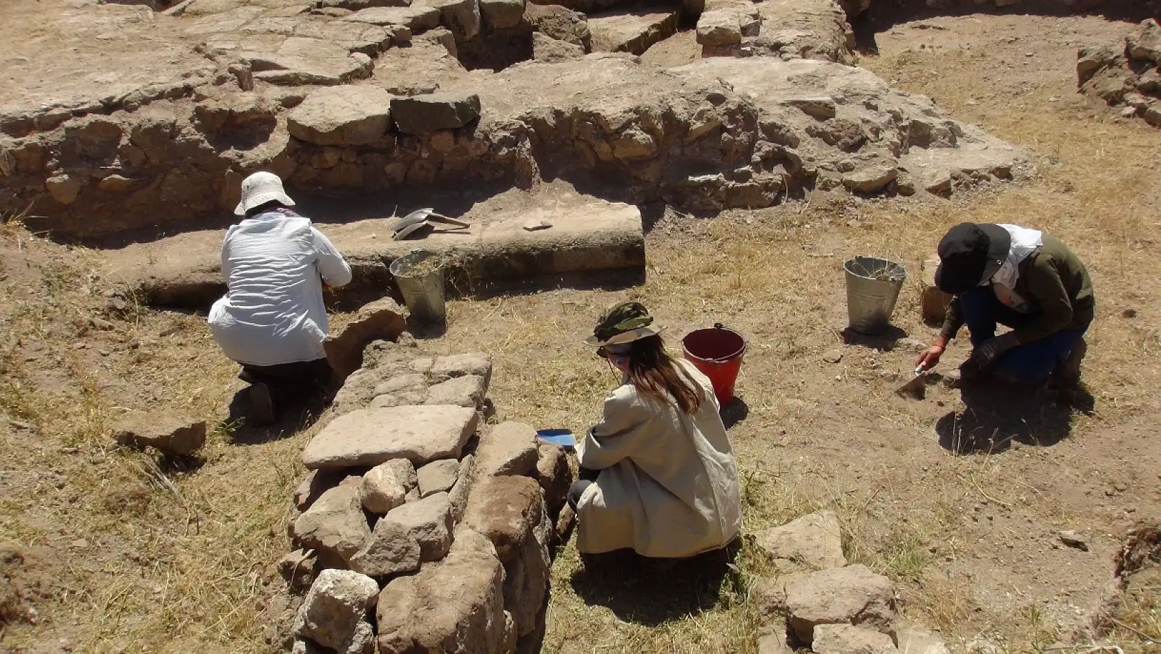 Van YYÜ arkeologlarından 5 bin yıllık bulgu!
