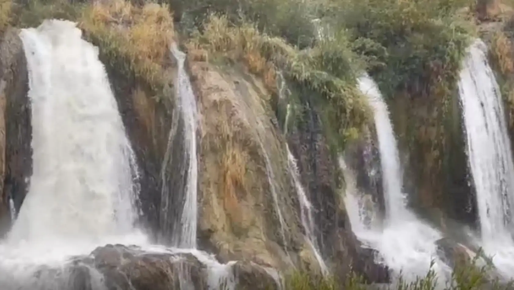 Muradiye Şelalesi'nde yağmur bereketi
