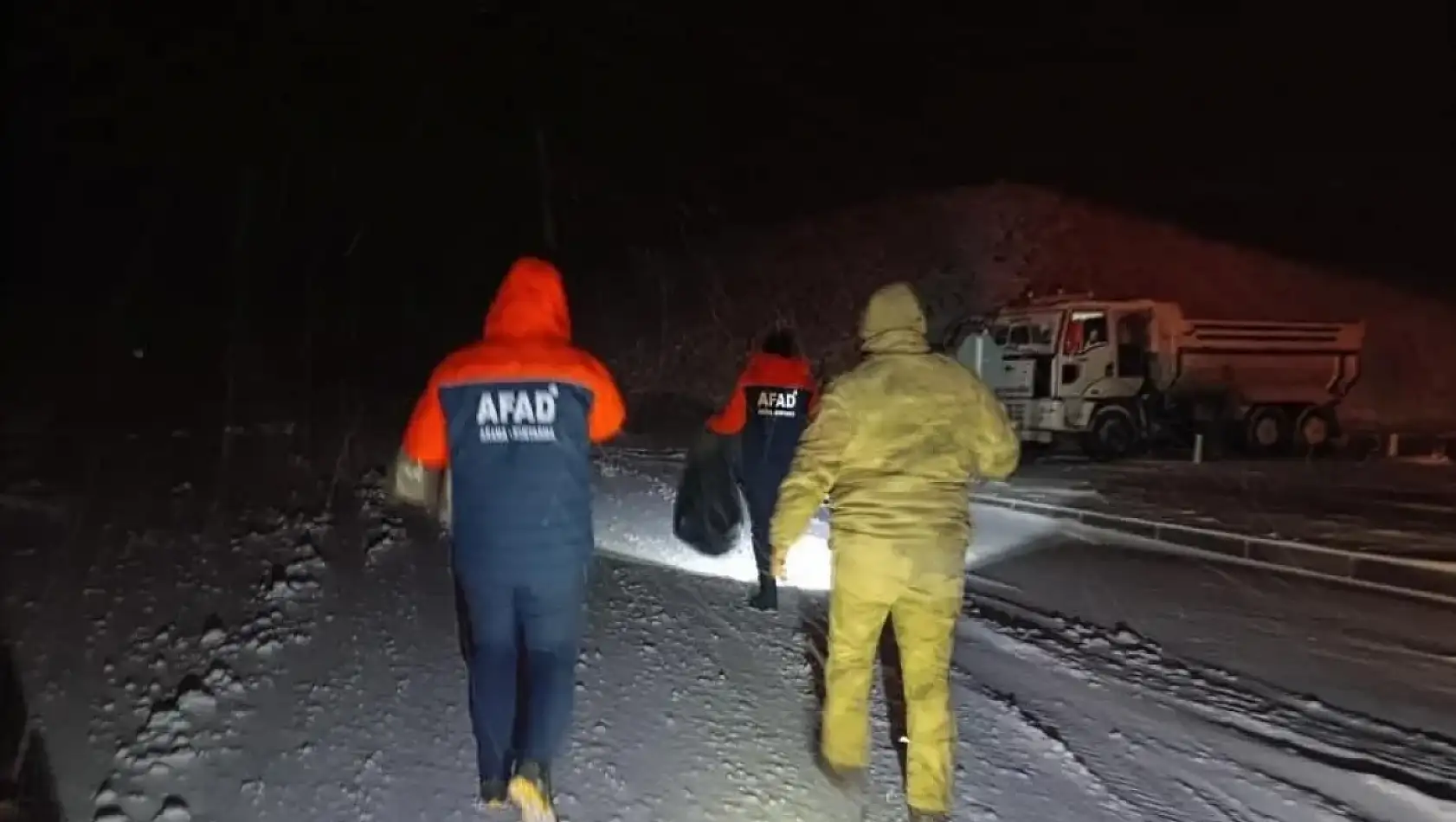 Ağrı-Van yolunda onlarca araç mahsur kaldı